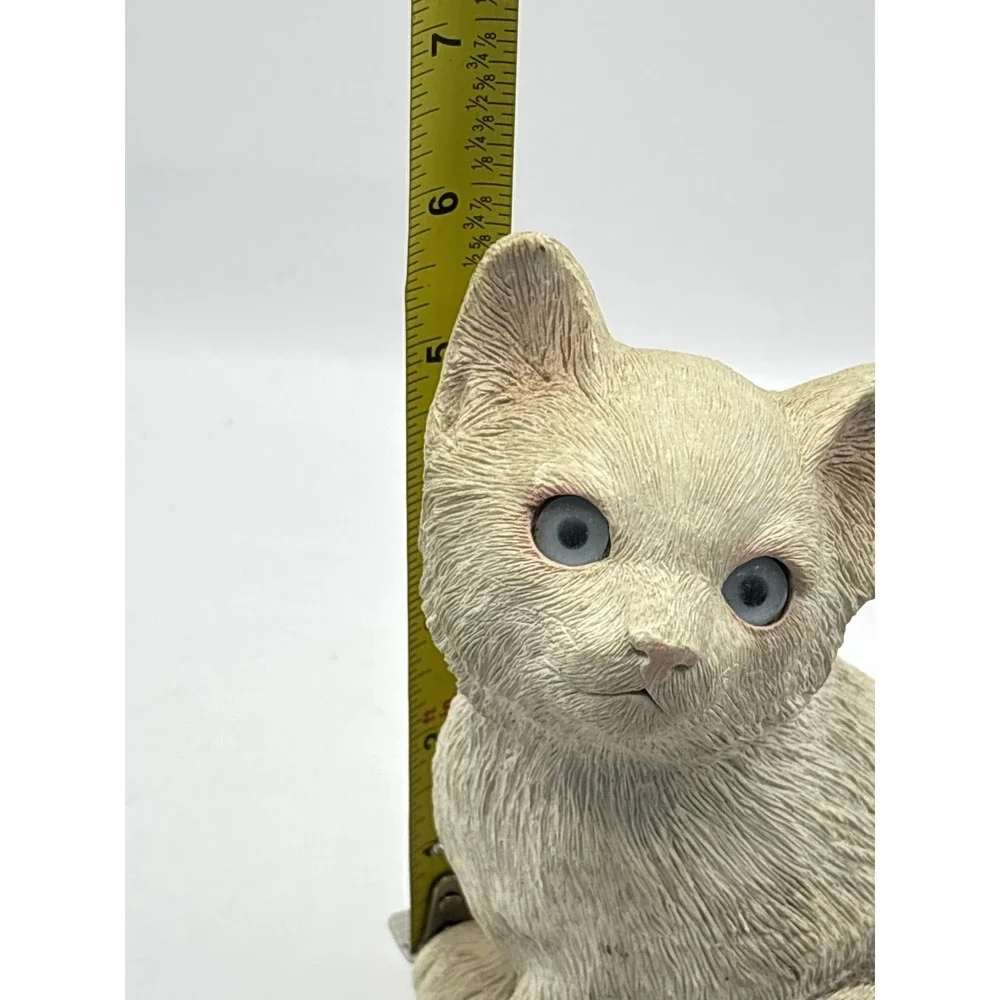 Vtg 1984 Sandicast Sitting Kitten Figurine White Blue Eyes Brue Cat Decor